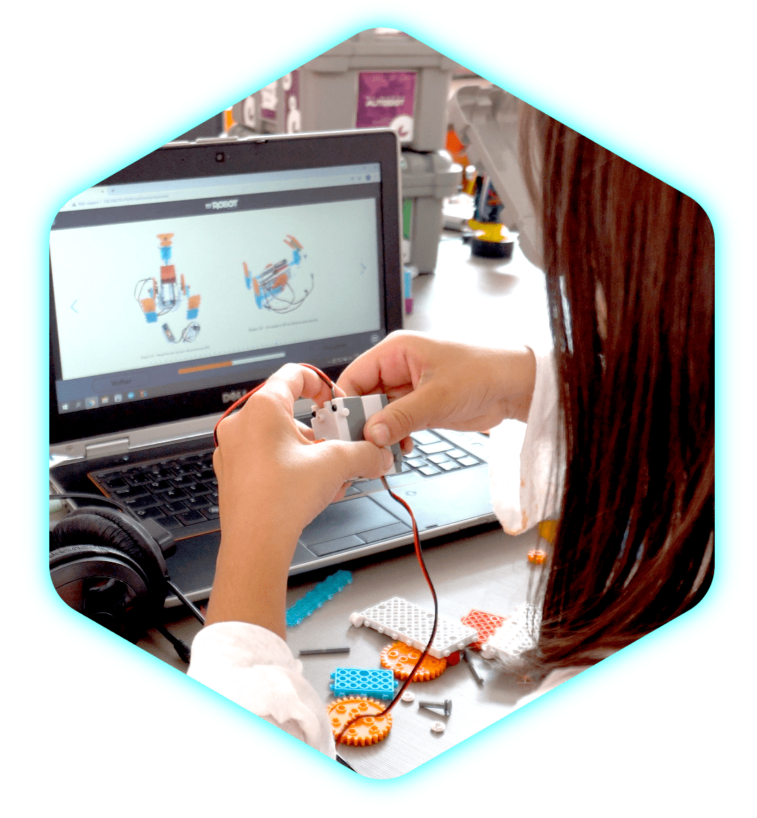 Imagen: Niño programando e interactuando con robot